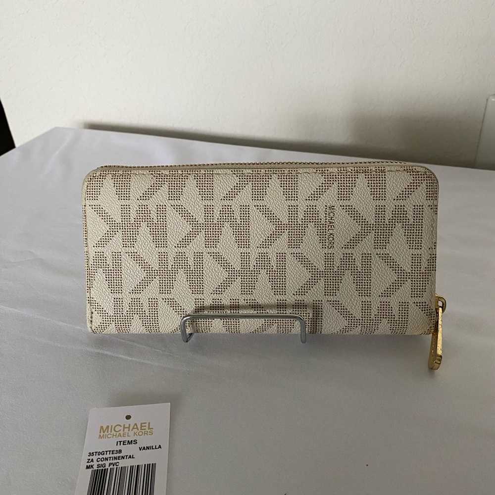 Michael Kors Continental MK Signature Wallet. Vanilla Color with gold trim. - Picture 10 of 13